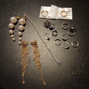 Lot of costume jewelry 13 rings, Crystal bracelet, two pair of dangle earrings